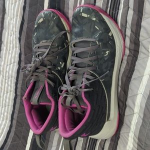 Girl's Under Armour Basketball shoes